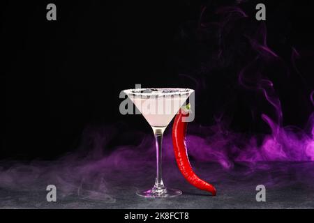 Ein Glas leckeren margarita-Cocktail mit Chilli auf dunklem Hintergrund Stockfoto