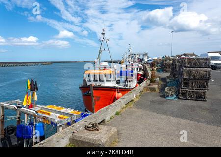 Fischerboote, die an Amble Quayside, Harbour Road, Amble, Northumberland, England, Vereinigtes Königreich Stockfoto