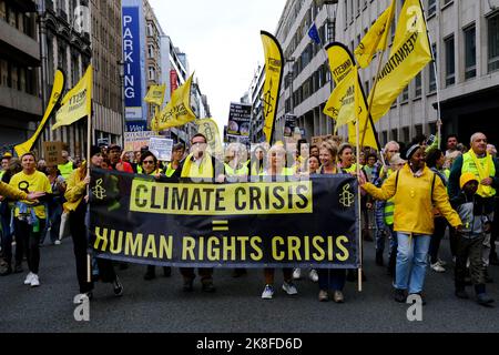 Brüssel, Belgien. 23. Oktober 2022. Tausende von Demonstranten nehmen am Walk for Your Future Climate march vor dem COP27. Oktober in Brüssel, Belgien, am 23. Oktober 2022 Teil. Kredit: ALEXANDROS MICHAILIDIS/Alamy Live Nachrichten Stockfoto