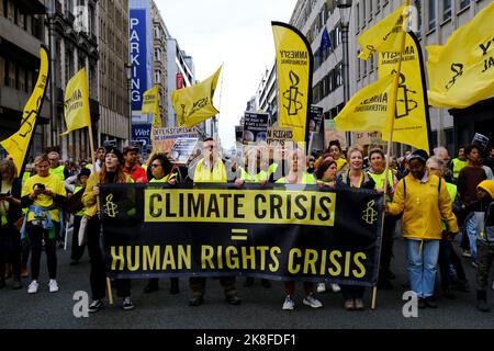 Brüssel, Belgien. 23. Oktober 2022. Tausende von Demonstranten nehmen am Walk for Your Future Climate march vor dem COP27. Oktober in Brüssel, Belgien, am 23. Oktober 2022 Teil. Kredit: ALEXANDROS MICHAILIDIS/Alamy Live Nachrichten Stockfoto