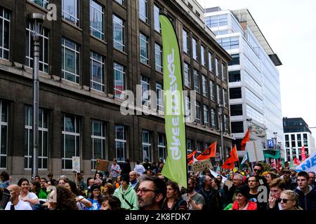 Brüssel, Belgien. 23. Oktober 2022. Tausende von Demonstranten nehmen am Walk for Your Future Climate march vor dem COP27. Oktober in Brüssel, Belgien, am 23. Oktober 2022 Teil. Kredit: ALEXANDROS MICHAILIDIS/Alamy Live Nachrichten Stockfoto