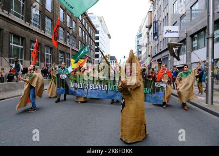 Brüssel, Belgien. 23. Oktober 2022. Tausende von Demonstranten nehmen am Walk for Your Future Climate march vor dem COP27. Oktober in Brüssel, Belgien, am 23. Oktober 2022 Teil. Kredit: ALEXANDROS MICHAILIDIS/Alamy Live Nachrichten Stockfoto