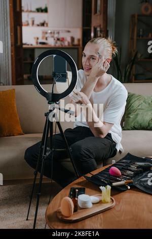 Influencer vlogging Make-up Tutorial durch Smartphone zu Hause Stockfoto