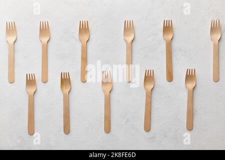 Viele Holzgabeln auf weißem Hintergrund Stockfoto