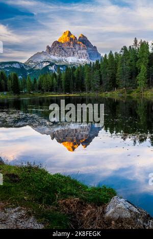 Italien, Venetien, landschaftlich reizvoller Blick auf den Antorno-See in der Abenddämmerung mit der Cadini di Misurina-Reihe im Hintergrund Stockfoto