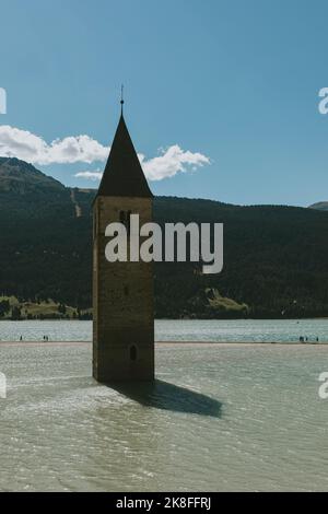 Italien, Trentino-Südtirol, Glockenturm im Reschensee Stockfoto