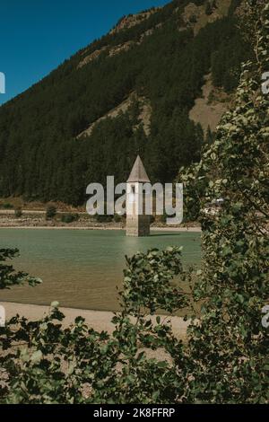 Italien, Trentino-Südtirol, Glockenturm im Reschensee Stockfoto