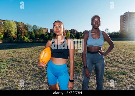 Selbstbewusste junge amerikanische Fußballspieler auf dem Feld Stockfoto