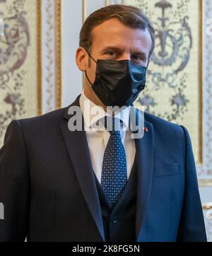 Der französische Präsident Macron trägt eine Gesichtsmaske Stockfoto