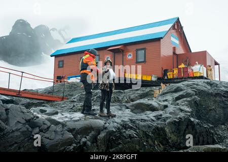 Ein Kreuzfahrtführer diskutiert die Landeverfahren auf der argentinischen Antarktis - Base Brown im Paradise Harbour Stockfoto