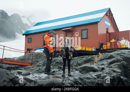 Ein Kreuzfahrtführer diskutiert die Landeverfahren auf der argentinischen Antarktis - Base Brown im Paradise Harbour Stockfoto