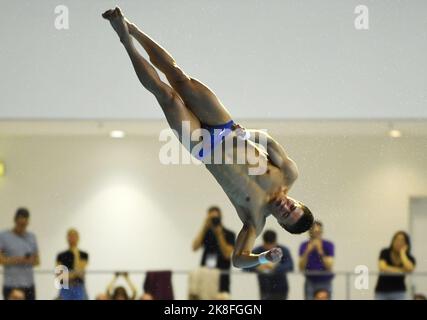 Berlin, Deutschland. 23. Oktober 2022. Yang Jian aus China tritt beim Mannschaftsfinale 10m beim FINA Diving World Cup in Berlin am 23. Oktober 2022 an. Quelle: Ren Pengfei/Xinhua/Alamy Live News Stockfoto