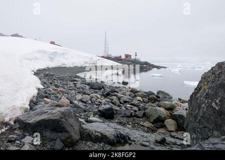 Argentinischer Run Base Brown im Paradise Harbour in der Antarktis. Schneeverlust aufgrund des Klimawandels Stockfoto