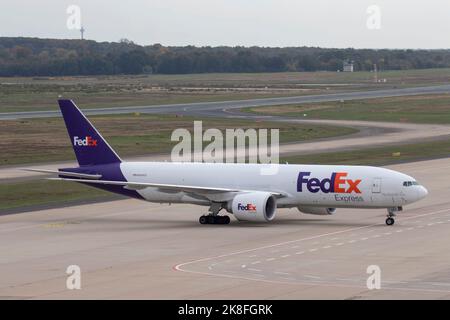 N868DS Boeing 777 FedEx Federal Express Frachtflugzeug Flughafen Köln/Bonn 12/10/2022 EDDK CGN Stockfoto