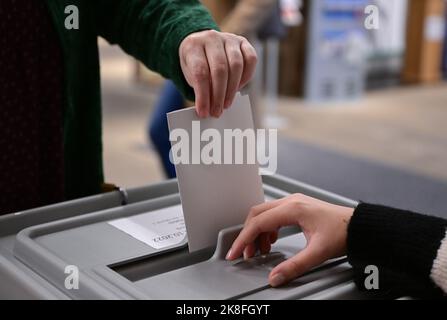 23. Oktober 2022, Baden-Württemberg, Tübingen: Ein Wähler legt bei einer Bürgermeisterwahl seinen Stimmzettel in eine Wahlurne ein. Foto: Bernd Weißbrod/dpa Stockfoto