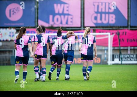 London, Großbritannien. 23. Oktober 2022. Spieler von Dulwich Hamlet nach dem Scoring während des Vitality Womens FA Cup Dritte Runde Qualifying Spiel zwischen Dulwich Hamlet und Winchester City Flyers auf Champion Hill in London, England. (Liam Asman/SPP) Quelle: SPP Sport Press Photo. /Alamy Live News Stockfoto