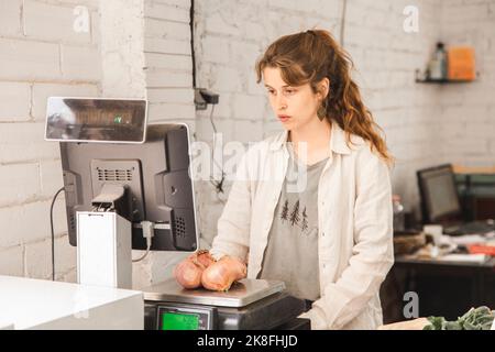 Lebensmittelgeschäft mit Zwiebeln auf Waage im Laden Stockfoto