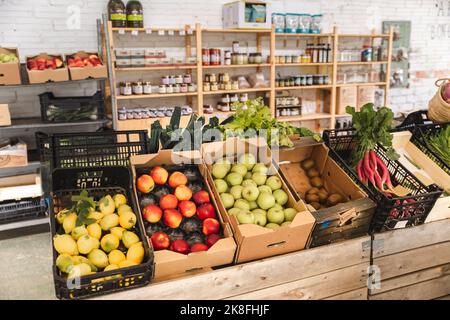 Frisches Obst und Gemüse in Kisten im Lebensmittelgeschäft angeordnet Stockfoto