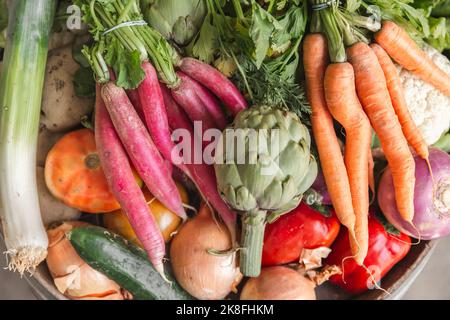 Bio-Bauernhof frisches Gemüse auf Fass Stockfoto