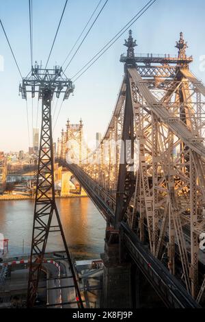 USA, New York, New York City, Queensboro Bridge in der Abenddämmerung Stockfoto