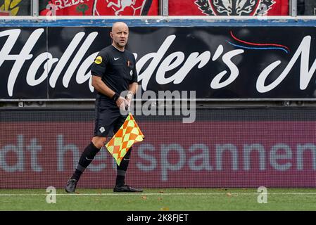 LEEUWARDEN, NIEDERLANDE - 23. OKTOBER: Schiedsrichter-Assistent Thomas Krijt während des niederländischen Eredivisie-Spiels zwischen SC Cambuur und FC Twente am 23. Oktober 2022 im Cambuur Stadion in Leeuwarden, Niederlande (Foto: Andre Weening/ Orange Picles) Stockfoto