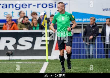 LEEUWARDEN, NIEDERLANDE - 23. OKTOBER: Assistenzschiedsrichter Don Frijn während des niederländischen Eredivisie-Spiels zwischen SC Cambuur und FC Twente am 23. Oktober 2022 im Cambuur Stadion in Leeuwarden, Niederlande (Foto: Andre Weening/ Orange Picles) Stockfoto