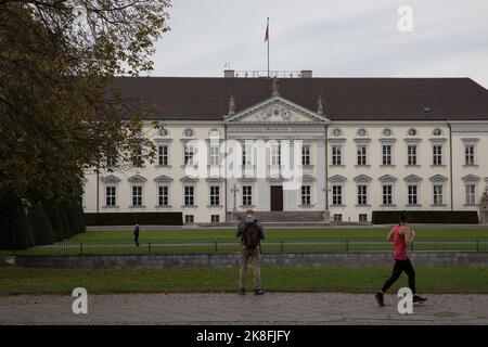 Berlin, Deutschland. 23. Oktober 2022. Schloss Bellevue in Berlin, der offiziellen Residenz des Bundespräsidenten. Der Palast empfängt immer wieder Staatsgäste aus der ganzen Welt. (Bild: © Michael Kuenne/PRESSCOV über ZUMA Press Wire) Stockfoto