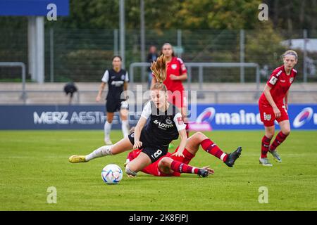 Frankfurt, Deutschland. 23. Oktober 2022. Frankfurt, Deutschland, Oktober 23. 2022: Doerthe Hoppius (11 Duisburg) tagt Sjoeke Nuesken (8 Frankfurt) beim FLYERALARM Frauen-Bundesliga-Spiel zwischen Eintracht Frankfurt und MSV Duisburg im Stadion Brentanobad in Frankfurt am Main. (Norina Toenges/Sports Press Photo/SPP) Quelle: SPP Sport Press Photo. /Alamy Live News Stockfoto