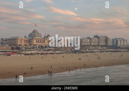 Niederlande, Südholland, Den Haag, Sandstrand vor dem Grand Hotel Amrath Kurhaus in der Abenddämmerung Stockfoto