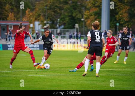 Frankfurt, Deutschland. 23. Oktober 2022. Frankfurt, Deutschland, Oktober 23. 2022: Laura Feiersinger (27 Frankfurt) kontrolliert den Ball beim FLYERALARM Frauen-Bundesliga-Spiel zwischen Eintracht Frankfurt und MSV Duisburg im Stadion Brentanobad in Frankfurt am Main. (Norina Toenges/Sports Press Photo/SPP) Quelle: SPP Sport Press Photo. /Alamy Live News Stockfoto