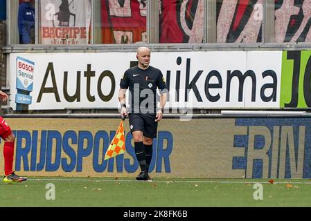 LEEUWARDEN, NIEDERLANDE - 23. OKTOBER: Schiedsrichter-Assistent Thomas Krijt während des niederländischen Eredivisie-Spiels zwischen SC Cambuur und FC Twente am 23. Oktober 2022 im Cambuur Stadion in Leeuwarden, Niederlande (Foto: Andre Weening/ Orange Picles) Stockfoto