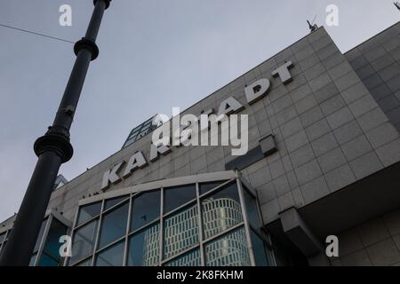 Berlin, Deutschland. 23. Oktober 2022. Tauben sitzen auf dem Gebäude der Karstadt in Berlin. Die Warenhausgruppe der Galerie verzeichnete im Geschäftsjahr 2020/21 einen starken Verlust. Die Bilanz für das Ende September zu Ende gegangene Geschäftsjahr 2021/22 wird ebenfalls in tiefem Rot erwartet. (Bild: © Michael Kuenne/PRESSCOV über ZUMA Press Wire) Stockfoto