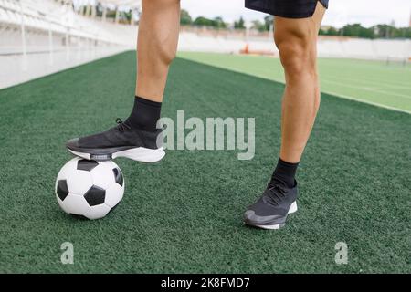 Mann mit Fußball auf dem Feld Stockfoto