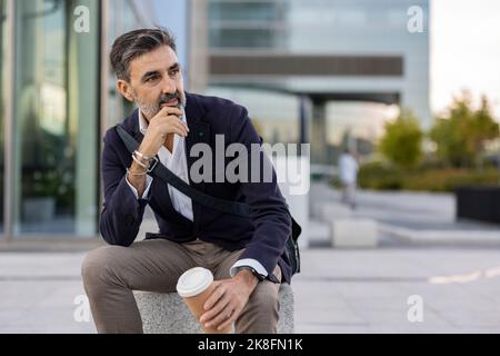 Nachdenklich Geschäftsmann mit Hand am Kinn Stockfoto
