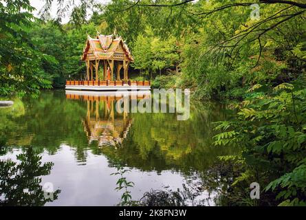 Thai-Sala im Westpark und Reflexion im Wasser - Schönheit in der Natur in München! Stockfoto