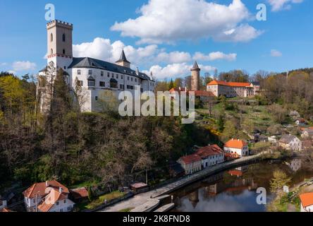 Tschechische Republik, Südböhmische Region, Rozmberk nad Vltavou, Drohnenansicht der Burg Rozmberk im Herbst Stockfoto