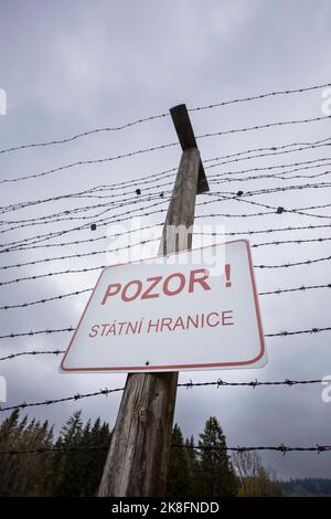 Österreich, Oberösterreich, Warnschild am Stacheldrahtzaun des Iron Curtain Memorial Stockfoto