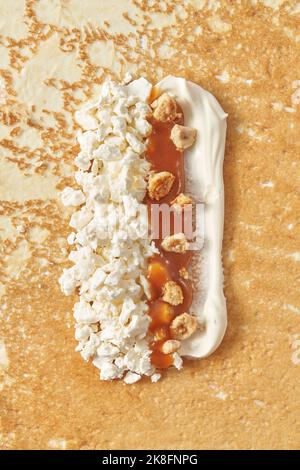 Crepe mit Füllung aus Quark mit Karamell und Rahm Stockfoto