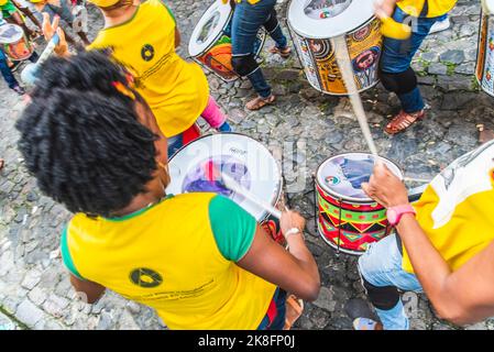 Mitglieder der Percussion-Band Dida werden während eines Aufführens in Pelourenhin gesehen. Fußball-Weltmeisterschaft 2018 Spieltag. Stockfoto