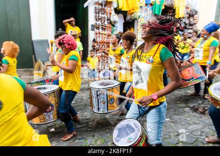 Mitglieder der Percussion-Band Dida werden während eines Aufführens in Pelourenhin gesehen. Fußball-Weltmeisterschaft 2018 Spieltag. Stockfoto