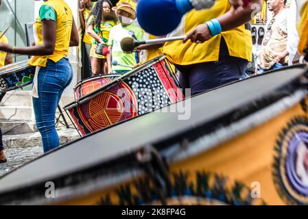 Mitglieder der Percussion-Band Dida werden während eines Aufführens in Pelourenhin gesehen. Fußball-Weltmeisterschaft 2018 Spieltag. Stockfoto