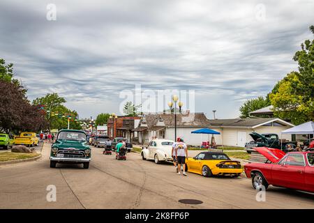 Des Moines, IA - 01. Juli 2022: Weitwinkel-Ansicht von geparkten Oldtimern auf einer lokalen Autoausstellung. Stockfoto