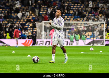 MADRID, SPANIEN - 22. OKTOBER: Rodrygo von Real Madrid CF während des Spiels zwischen Real Madrid CF und Sevilla CF von La Liga Santander am 22. Oktober 2022 in Santiago Bernabeu von Madrid, Spanien. (Foto von Samuel Carreño/PxImages) Stockfoto