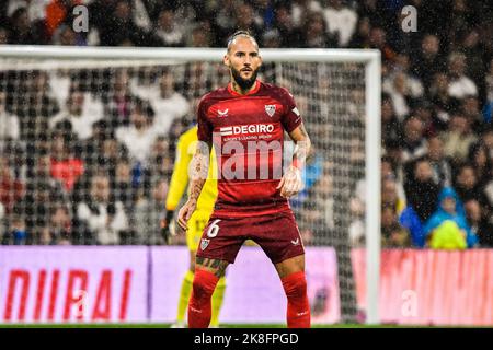 MADRID, SPANIEN - 22. OKTOBER: Nemanja Gudelj von Sevilla CF während des Spiels zwischen Real Madrid CF und Sevilla CF von La Liga Santander am 22. Oktober 2022 in Santiago Bernabeu von Madrid, Spanien. (Foto von Samuel Carreño/PxImages) Stockfoto