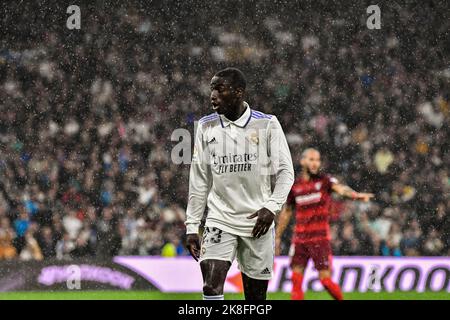 MADRID, SPANIEN - 22. OKTOBER: Ferland Mendy von Real Madrid CF während des Spiels zwischen Real Madrid CF und Sevilla CF von La Liga Santander am 22. Oktober 2022 in Santiago Bernabeu von Madrid, Spanien. (Foto von Samuel Carreño/PxImages) Stockfoto