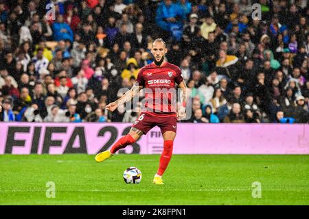 MADRID, SPANIEN - 22. OKTOBER: Nemanja Gudelj von Sevilla CF während des Spiels zwischen Real Madrid CF und Sevilla CF von La Liga Santander am 22. Oktober 2022 in Santiago Bernabeu von Madrid, Spanien. (Foto von Samuel Carreño/PxImages) Stockfoto