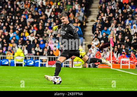 MADRID, SPANIEN - 22. OKTOBER: Thibaut Courtois von Real Madrid CF während des Spiels zwischen Real Madrid CF und Sevilla CF von La Liga Santander am 22. Oktober 2022 in Santiago Bernabeu von Madrid, Spanien. (Foto von Samuel Carreño/PxImages) Stockfoto