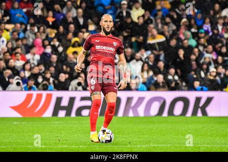 MADRID, SPANIEN - 22. OKTOBER: Nemanja Gudelj von Sevilla CF während des Spiels zwischen Real Madrid CF und Sevilla CF von La Liga Santander am 22. Oktober 2022 in Santiago Bernabeu von Madrid, Spanien. (Foto von Samuel Carreño/PxImages) Stockfoto