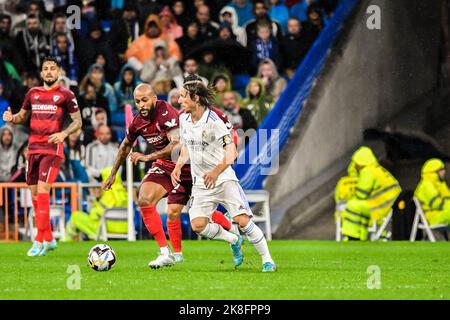 MADRID, SPANIEN - 22. OKTOBER: Luka Modric von Real Madrid CF während des Spiels zwischen Real Madrid CF und Sevilla CF von La Liga Santander am 22. Oktober 2022 in Santiago Bernabeu von Madrid, Spanien. (Foto von Samuel Carreño/PxImages) Stockfoto