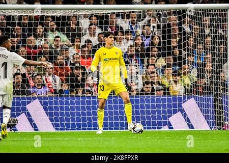 MADRID, SPANIEN - 22. OKTOBER: Bono von Sevilla CF während des Spiels zwischen Real Madrid CF und Sevilla CF von La Liga Santander am 22. Oktober 2022 in Santiago Bernabeu von Madrid, Spanien. (Foto von Samuel Carreño/PxImages) Stockfoto